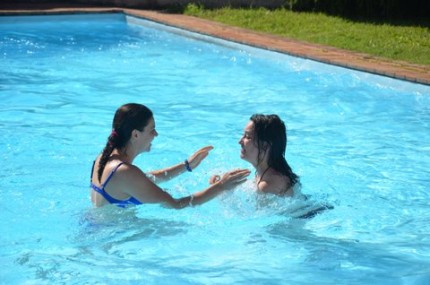 In piscina Anetta e Irina